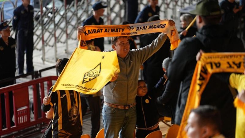 Болельщик на футбольном матче "Кайрат" - "Реал Мадрид"
