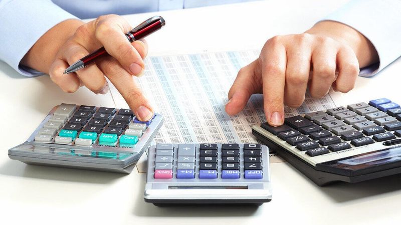 человек считает налоги