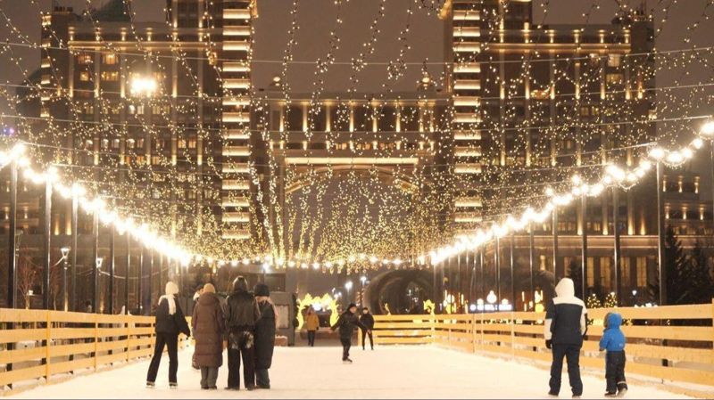 Зимний каток в Астане, новогоднее украшение города