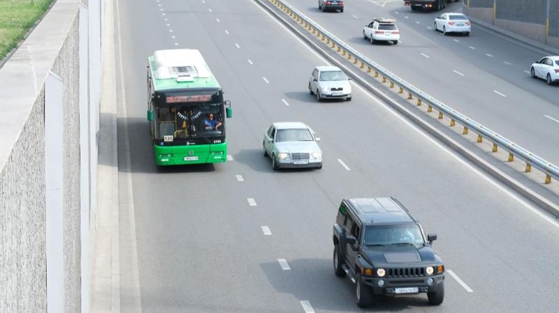 машины на дороге в Алматы