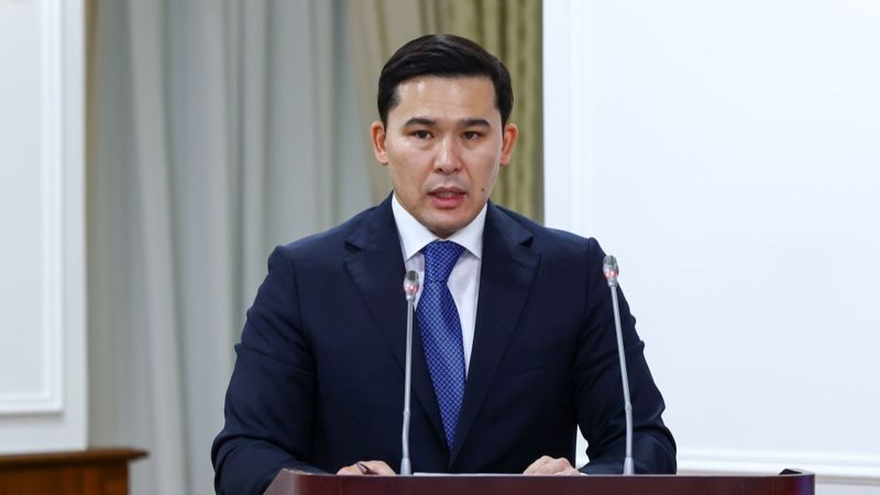 Министр туризма и спорта Ербол Мырзабосынов на трибуне, правительство