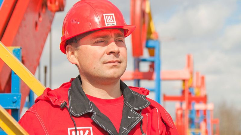 Оператор на обходе куста скважин 