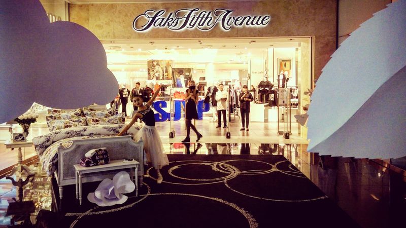 Saks Fifth Avenue в Esentai Mall в Алматы, девушка танцует, фотограф