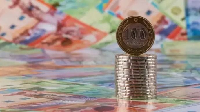 монеты по 100 тенге, купюры