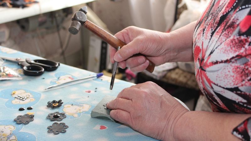 Швея украшает одежду бусинами, Узбекистан, легкая промышленность