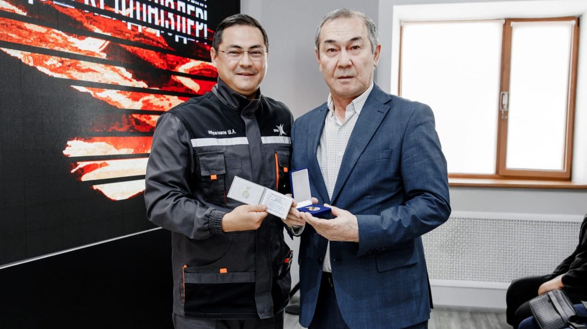 Шухрат Ибрагимов награждает начальника участка обжига и извести плавильного цеха N2 Турманбая Байтакова корпоративной наградой ERG