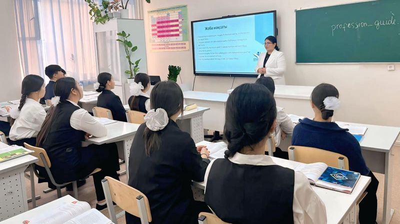 Школа, ученики в классе, среднее образование