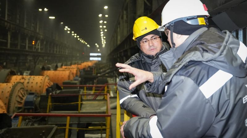 Шухрат Ибрагимов.  и сотрудник в спецодежде и каске