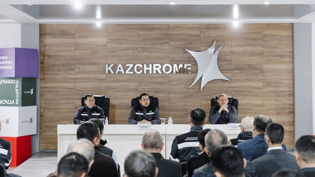 Шухрат Ибрагимов в президиуме на встрече