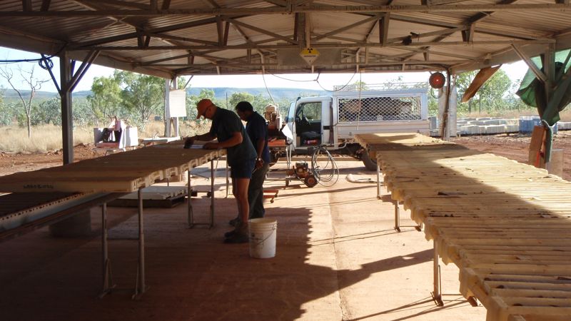 Сотрудники урановой компании в ангаре