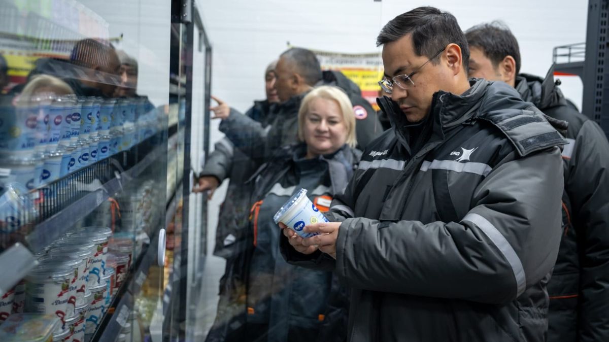 Шухрат Ибрагимов в магазине с банкой сметаны в руках