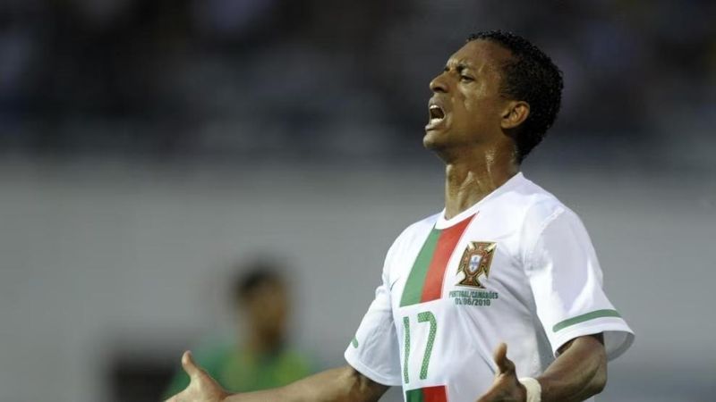 Футболист Нани на игровом поле