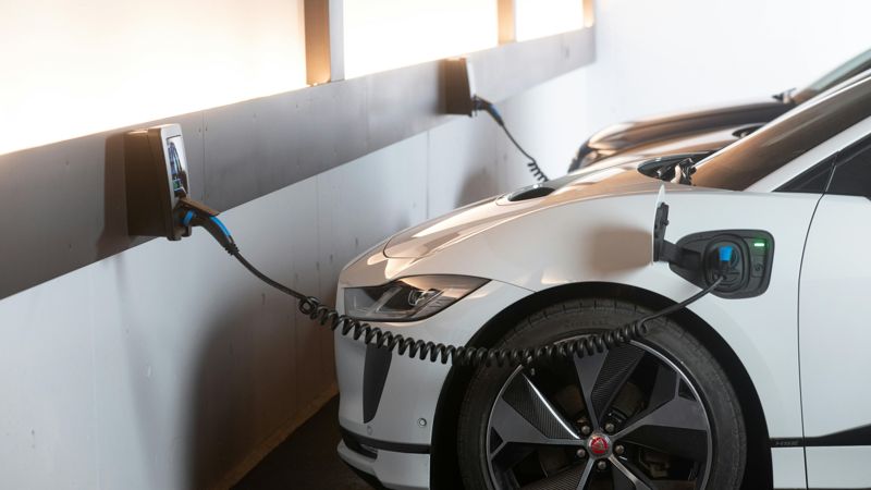 Электромобиль на зарядке