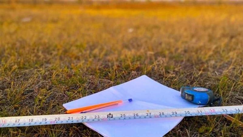 участок земли, рулетка, ручка и лист бумаги, земельные участки