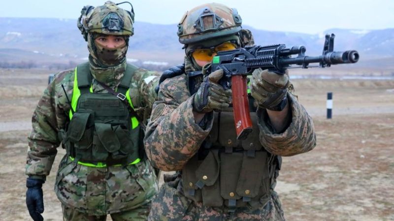 Военные разведчики, солдат целится из автомата, Министерство обороны, учения, вооруженные силы Казахстана 