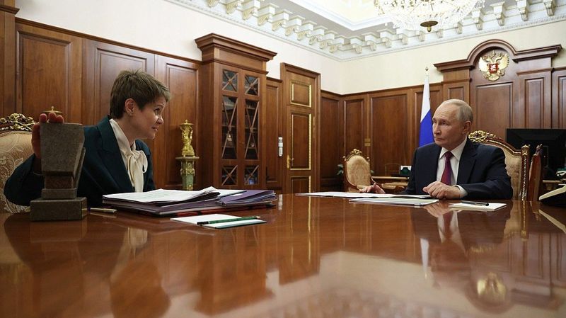 Владимир Путин и Елена Шмелева обсуждают открытие школ в Казахстане