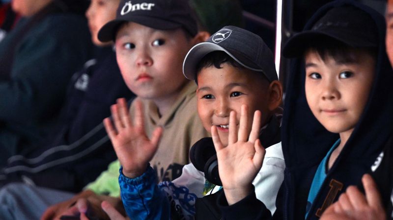 Дети приветствуют спортсменов