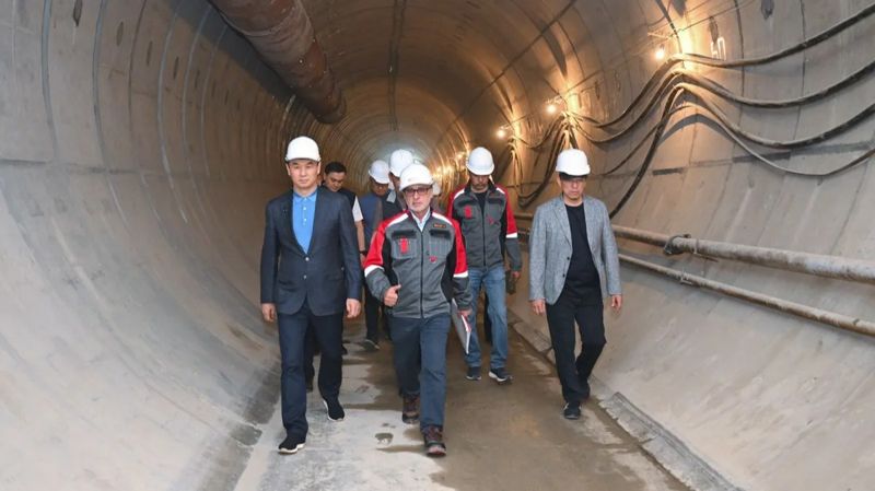 Сатыбалды и Белович в тоннеле метро