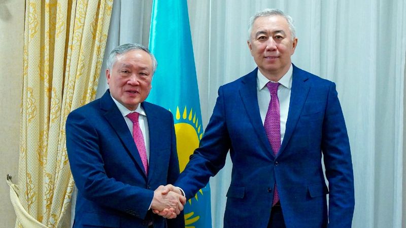 Серик Жумангарин и Нгуен Хоа Бинь на встрече в Астане, 2026