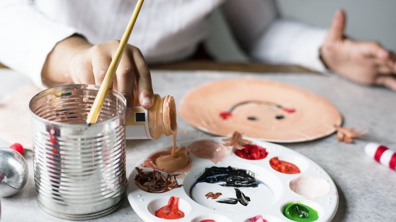 Палитра и руки художника, творчество, креативные индустрии