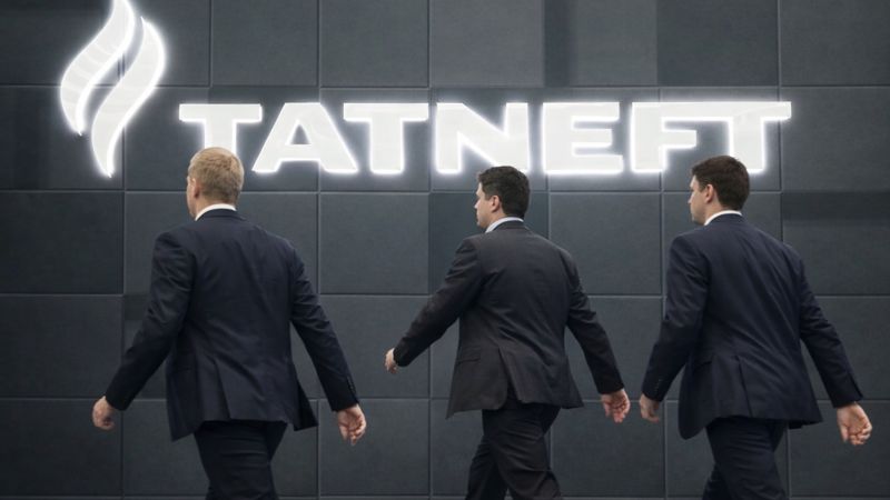 Люди на фоне логотипа "Татнефть"