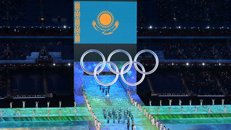 Сборная Казахстана выходит на ледовую арену, олимпийские кольца, флаг Казахстана