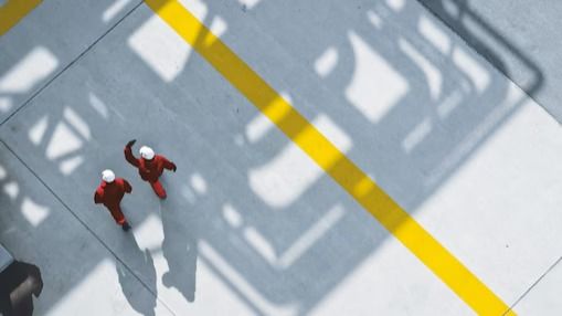 Рабочие идут по объекту Shell