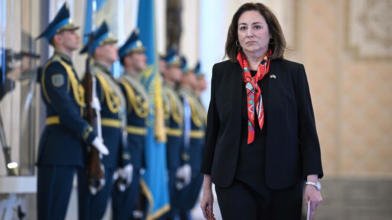 Джули Стаффт на вручении верительных грамот в Акорде