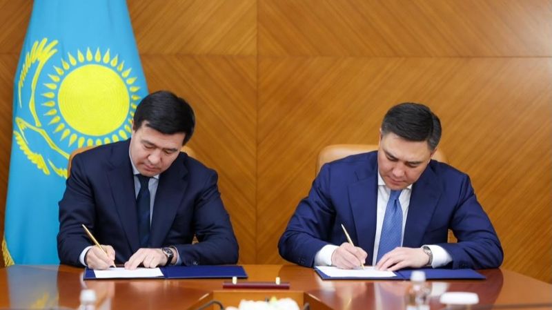 бизнесмен Шахмурат Муталип и аким Шымкента Габит Сыздыкбеков подписывают меморандум