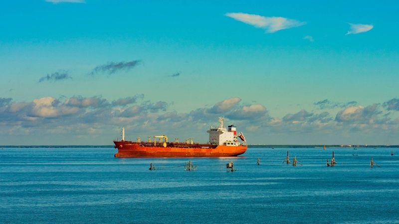 Танкер в море