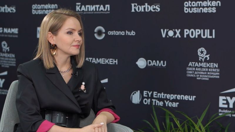 Лена Апенко в студи Forbes