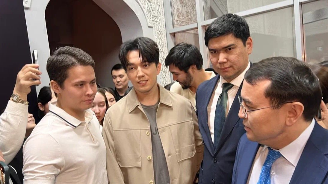 Фанаты из КНР и семейные реликвии: выставку Димаша Кудайбергена открыли в Алматы