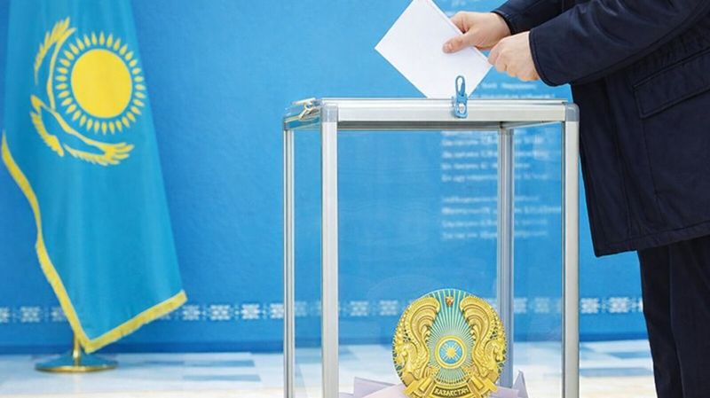 Голосование, мужчина бросает бюллетень в урну на фоне флага