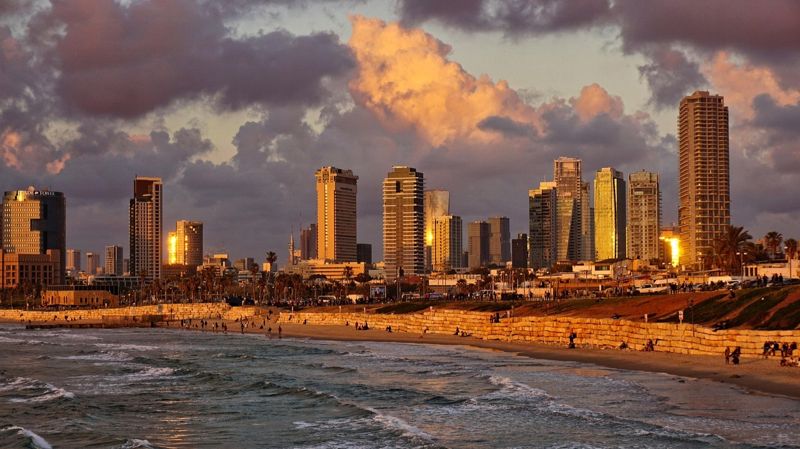 Тель-Авив на закате, побережье, небоскребы 