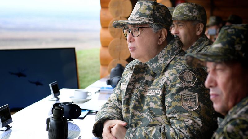 КАсым-Жомарт Токаев на военных учениях в камуфляже