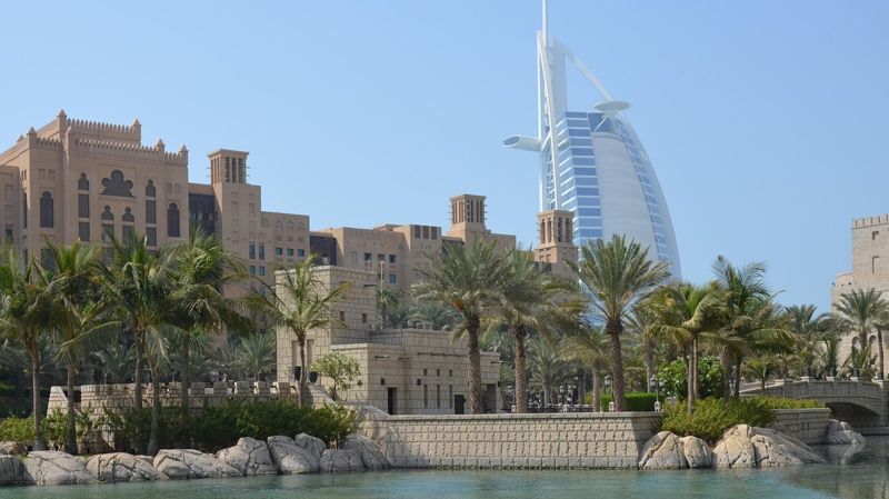 один из самых известных отелей Дубая — "Бурдж-аль-Араб"