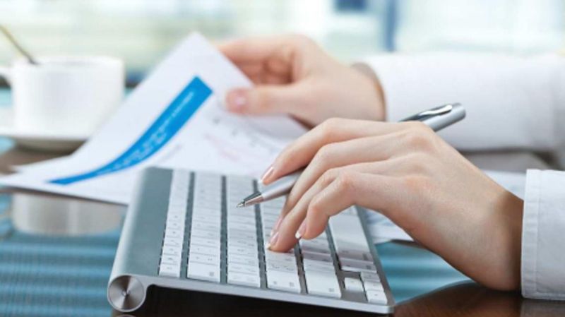 девушка за компьютером, клавиатура, график