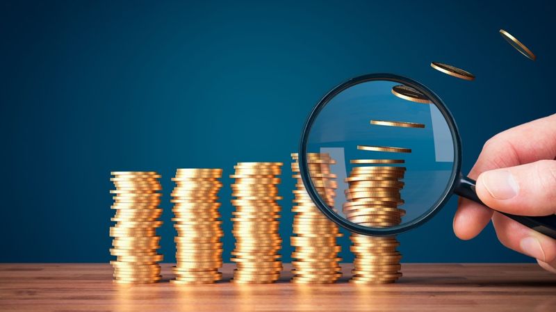 монеты, лупа