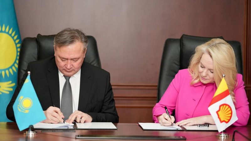 Ерлан Акбаров и Сюзанн Куган подписывают контракт, Shell