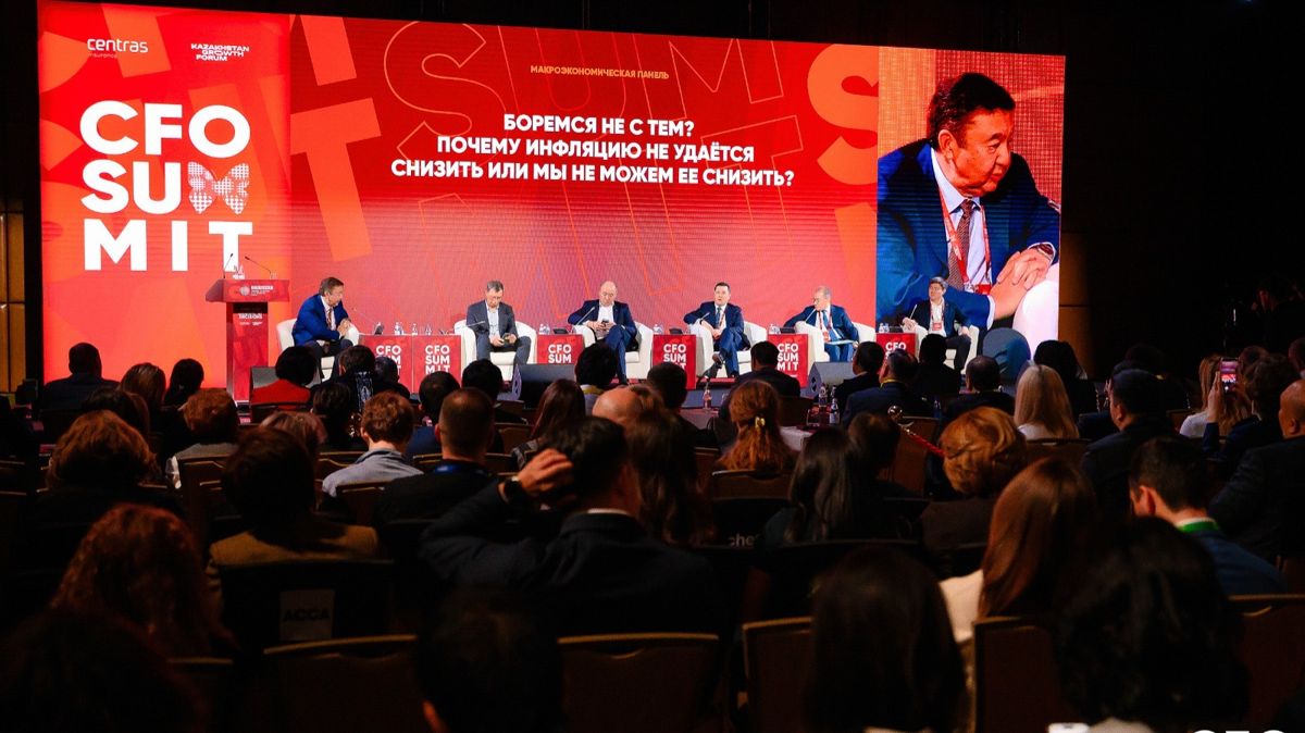 Зал на CFO с фото Чукина на мониторе