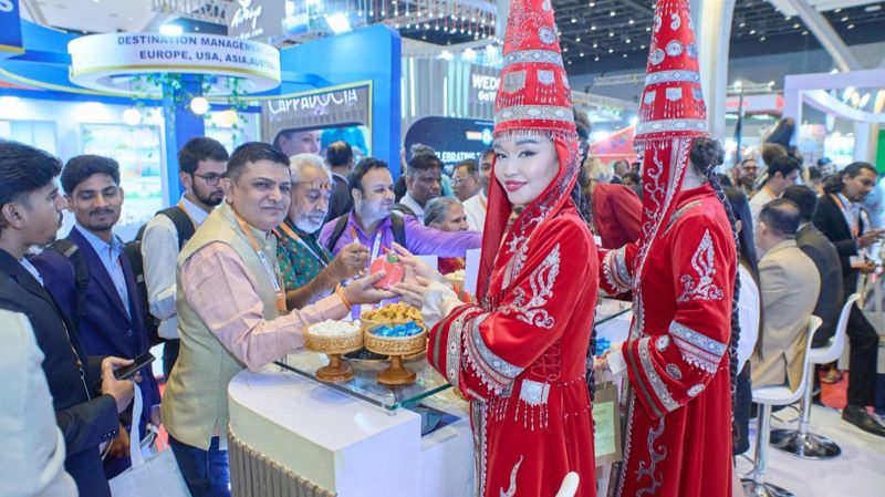 Выставка, сувениры, национальные костюмы, туристы