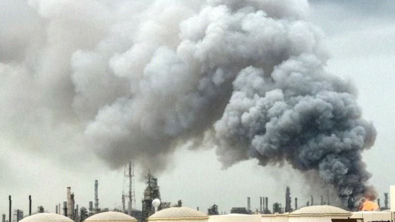 Горящий после попадания беспилотника нефтеперерабатывающий завод на Ближнем Востоке.