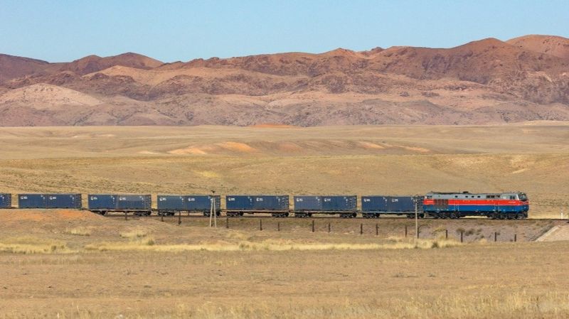 грузовой состав, степь, локомотив