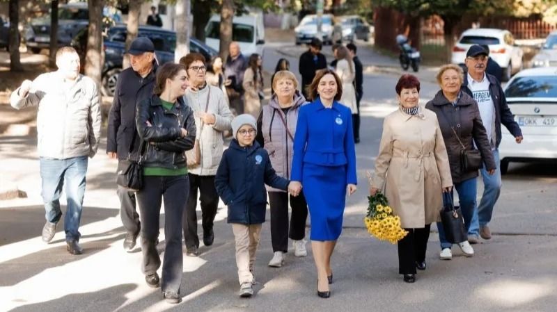 Майя Санду (в центре) по дороге на избирательный участок