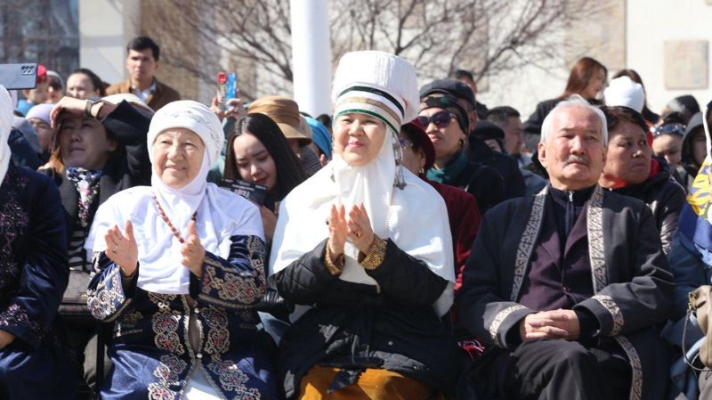 Женщины казашки в национальных костюмах, Наурыз, обычаи, национальности