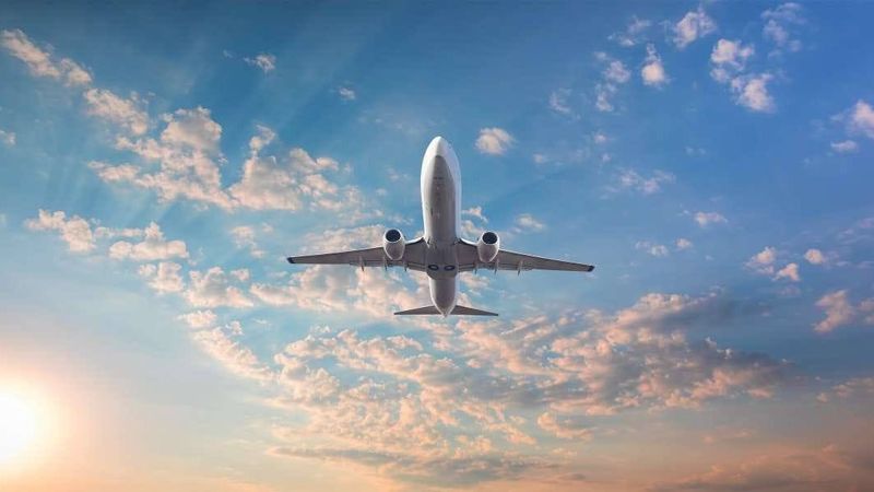 самолет летит