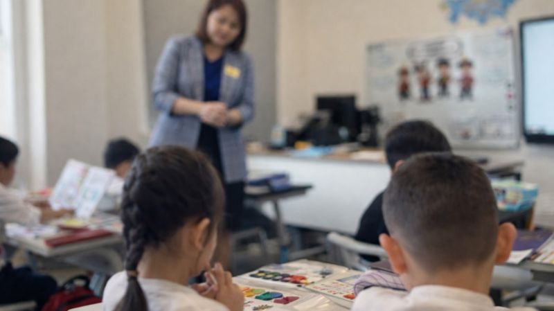 Школьный класс с учителем, дети, образование