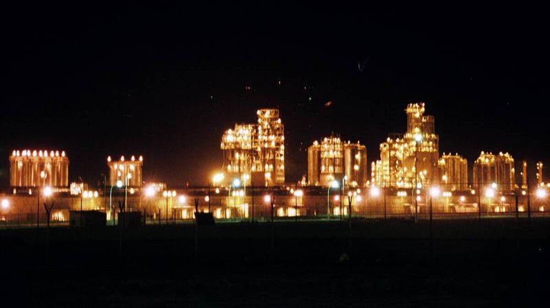 Завод, НПЗ в Кувейте ночью