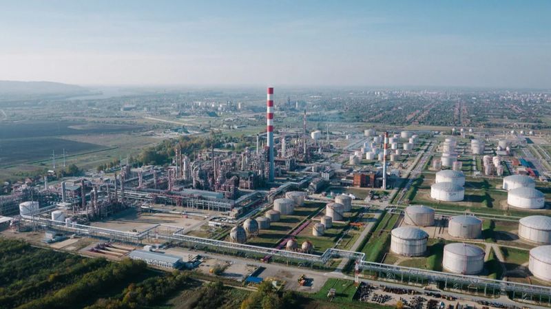 Обложка: Завод по переработке казахстанской нефти в Сербии получил отсрочку от санкций
