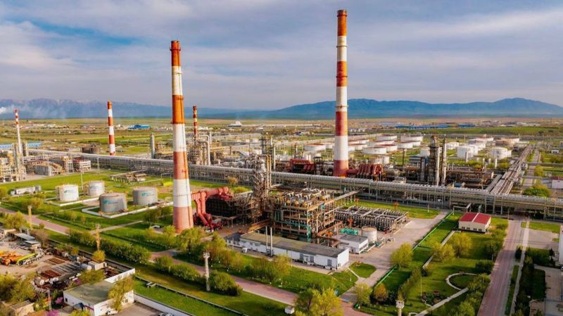 Обложка: Один из трех казахстанских НПЗ остановил производство бензина
